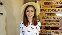 Jessica tampil dibalut baju putih yang bertaburan huruf-huruf acak membentuk kata JEDAR dari lini fashion-nya, jeans robek (ripped jeans) dan heels hitam.