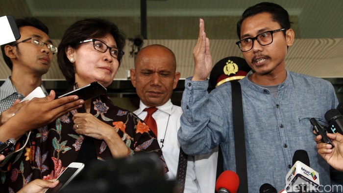 Tim kuasa hukum Novel Baswedan, Liliane Santosa, Saor Situmorang, dan Julius Ibrani memberikan keterangan di Gedung KPK, Jakarta, Senin (1/2/2016). Mereka menyebut pimpinan KPK akan membantu sepenuhnya agar Novel Baswedan tak disidang. Grandyos Zafna/detikcom.