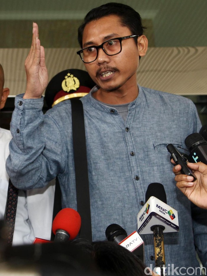 Tim kuasa hukum Novel Baswedan, Liliane Santosa, Saor Situmorang, dan Julius Ibrani memberikan keterangan di Gedung KPK, Jakarta, Senin (1/2/2016). Mereka menyebut pimpinan KPK akan membantu sepenuhnya agar Novel Baswedan tak disidang. Grandyos Zafna/detikcom.