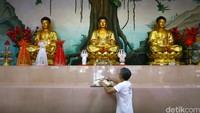 Seorang pekerja membersihkan Vihara Amurva Bhumi.