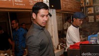 Aksi pria kelahiran 3 Juli 1984 itu jadi barista. Pool/Gus Mun/detikFoto.