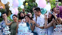 Warna-warna pastel terlihat mulai dari dekorasi hingga kue ulang tahun. Pool/Palevi S/detikFoto.