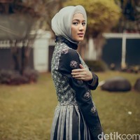 Wardrobe: Shafira. Fotografer: Zaky Akbar. Makeup Artist: Caroline Septerita (Instagram: @carolinasepteritabeauty). Stylist: Siti Rahmi Anjani. Model: Alyssa Soebandono.
