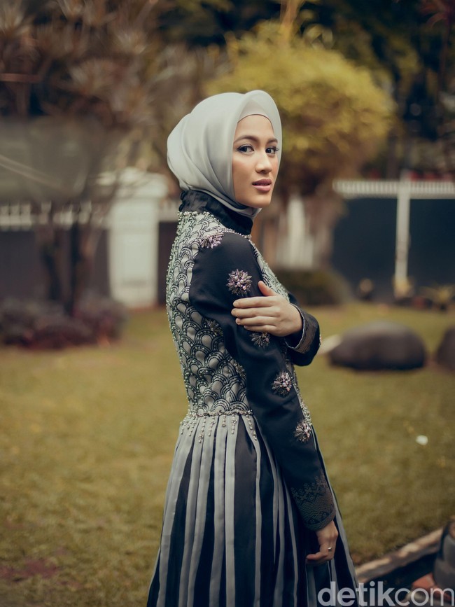 Wardrobe: Shafira. Fotografer: Zaky Akbar. Makeup Artist: Caroline Septerita (Instagram: @carolinasepteritabeauty). Stylist: Siti Rahmi Anjani. Model: Alyssa Soebandono.