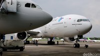 Pesawat Boeing 777-300ER merupakan pesawat terakhir dari 10 Boeing 777-300ER yang dipesan sejak 2013. Sementara pesawat Airbus 330-300 merupakan yang pertama dari 4 pesawat sejenis yang akan diterima di tahun 2016.