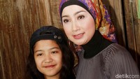 Desy punya cara tersendiri menjaga sang putri yang beranjak remaja tersebut. Pool/Gus Mun/detikFoto.