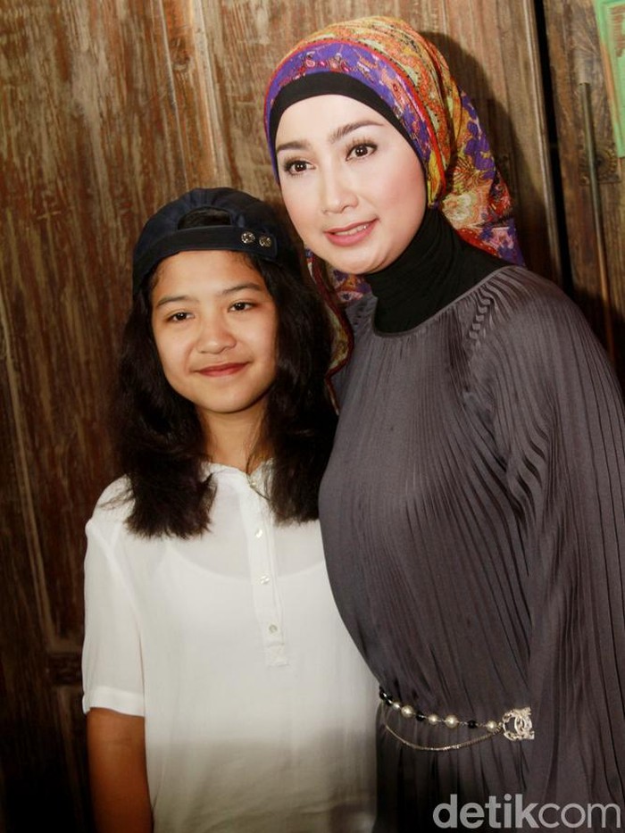 Desy Ratnasari Cerewet Jaga Putri Semata Wayangnya