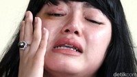 Sambil menangis, Dita menjelaskan dipukul dua kali oleh Masinton di dalam mobil.