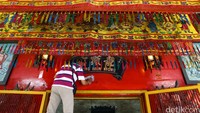 Dinding vihara juga dibersihkan.