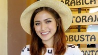 Ibu satu anak itu tersenyum manis di depan kamera.