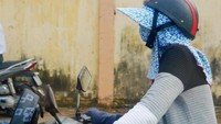 Walaupun membawa motor seringkali ngebut, warga Ho Chi Minh cukup patuh dalam memakai helm. Para pengendara terlihat memakai jenis helm yang sama. Untuk wanita, biasanya juga memakai pelindung wajah dari sinar matahari dan debu (Kurnia/detikTravel)