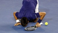 Novak Djokovic sujud syukur usai mengalahkan Andy Murray. Brandon Malone/Reuters/detikFoto.