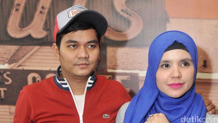 Indra Bekti dan istrinya, Aldila Jelita