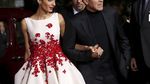 Dibalut Dress Mini, Istri George Clooney Pamer Kaki Jenjang