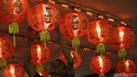 Pemasangan lampion khas tahun baru China di Vihara.