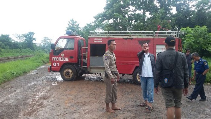 Geram, Bupati Dedi Palangkan Mobil Damkar di Galian Tanah Ilegal