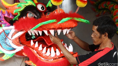 Melihat Proses Pembuatan Barongsai dan Liong