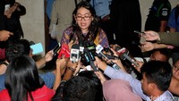 Ratna Bantara Mukti datang dengan membawa barang bukti kuat soal dugaan penganiayaan tersebut.