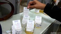 Polisi melakukan tes urine terhadap para napi. Ist/Polres Tangerang.