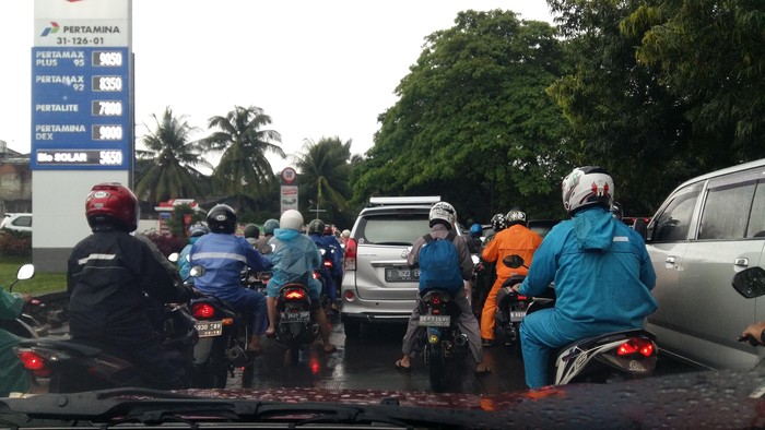 Lenteng Agung Arah Pasar Minggu Macet Usai Diguyur Hujan