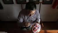 Seniman rakyat Zhao Yongqi membuat topeng monyet untuk perayaan tahun baru china. Jason Lee/ Reuters/detikFoto.