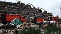 Para pemulung mengais rezeki di atas gunungan sampah yang rawan longsor saat musim hujan. Pool/Febri Angga Palguna/detikFoto.