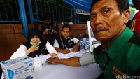 Salah seorang sopir mendapat pengecekan tekanan darahnya dalam kesempatan tersebut. 