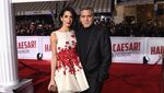 Dibalut Dress Mini, Istri George Clooney Pamer Kaki Jenjang
