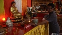 Patung Budha untuk sembahyang mulai dibersihkan.