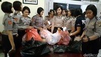 Puluhan Polwan malakukan razia di Lapas khusus wanita di Tangerang. Dalam razia ini, polisi tidak menemukan narkotika. Mereka hanya menemukan sejumlah telepon genggam, uang, baterai, gunting dan alat-alat membahayakan lainnya. Ist/Polres Tangerang.