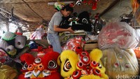 Barongsai dan liong siap dipasarnya. Alat kesenian tradisional China itu dibanderol dengan harga mulai dari Rp 3 juta hingga Rp 10 juta.