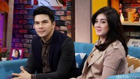 Di beberapa kesempatan Jonathan Frizzy dan Dhena Devanka tampak bersama-sama. Foto: Ismail/detikHOT