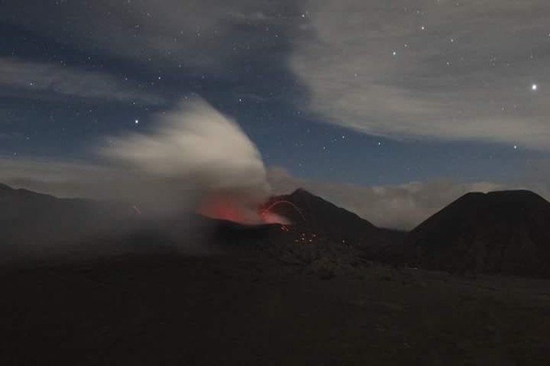 Melihat Pemandangan Letusan Bromo di Malam Hari 