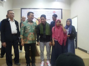Petuah dan Sarung dari Menpora untuk Evan Dimas yang Akan Berlatih di Spanyol