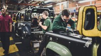 Land Rover telah mengakhiri produksi Land Rover Defender. Pabrikan asal Inggris ini merayakan 68 tahun sejarah dengan mengeluarkan Defender terakhir yang diproduksi di Solihull, Inggris. Pool/dok. Land Rover.