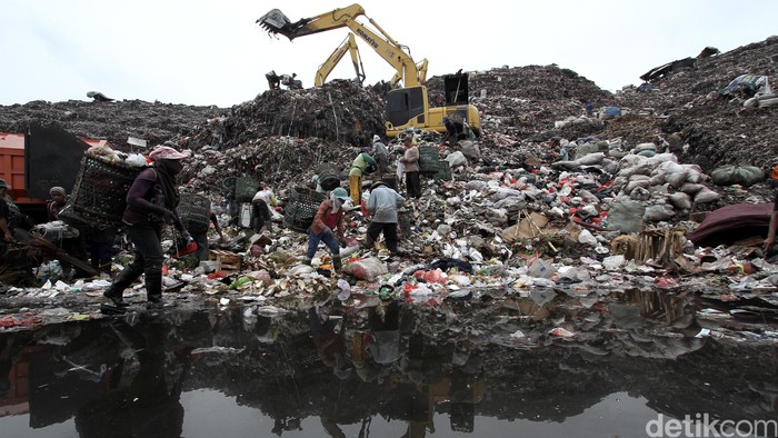 Musim penghujan telah tiba. Aktivitas di TPA Bantargebang tetap berjalan normal. Para pemulung tetap mengais rezeki meski tumpukan sampah rawan longsor.
