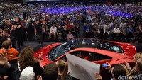 Proses lelang mobil untuk amal. Mobil dilelang oleh rumah lelang Barret Jackson. Pembeli mobil dengan nomor rangka #001 itu adalah Rick Hendrick, seorang kolektor dari Charlotte, North Carolina. Hendrick juga memiliki tim balap NASCAR. Foto: Honda