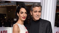 Clooney tampak gagah dalam setelan jas hitam. Kevin Winter/Getty Images/detikFoto