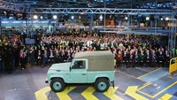 Land Rover mengundang lebih dari 700 karyawan dan mantan karyawan di Solihull yang terlibat dalam produksi Series Land Rover dan Defender. Undangan berkesempatan untuk melihat dan mengemudi beberapa kendaraan yang paling penting dalam sejarah, termasuk versi pra-produksi Huey Series I hingga produksi terakhir Defender 90 Heritage Soft Top. Pool/dok. Land Rover.