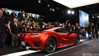 Masyarakat menyaksikan proses lelang mobil edisi perdana. Dengan harga Rp 16 miliar itu hampir 10 kali lebih mahal dari harga dasar NSX di Amerika. Foto: Honda
