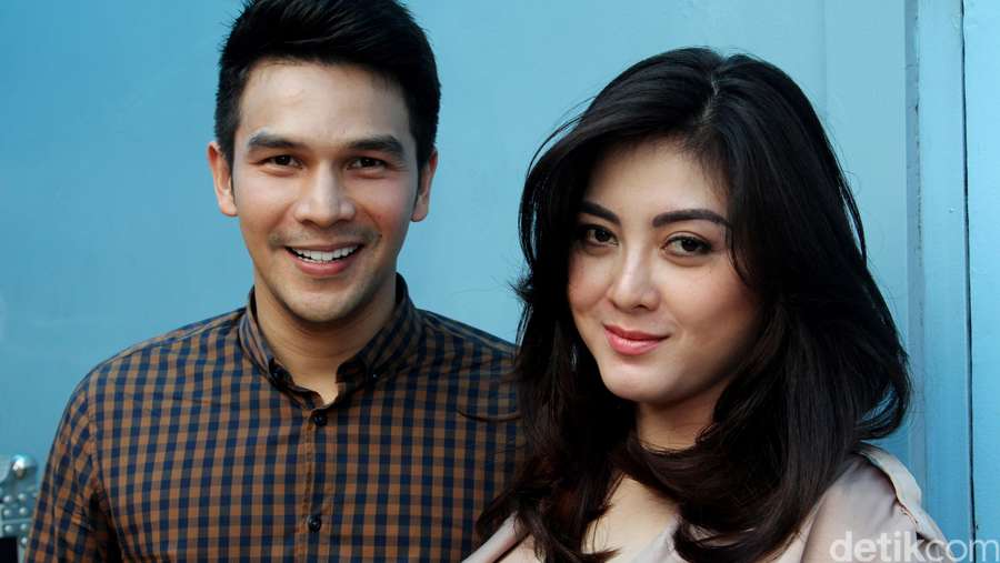 Istri Jonathan Frizzy Hamil 7 Bulan