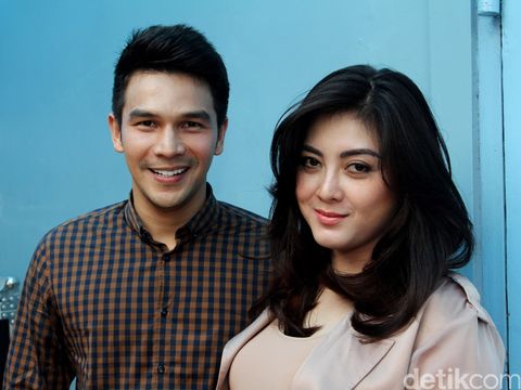 Jonathan Frizzy dan istri, Dhena Devanka di acara Rumpi No Secret Trans TV