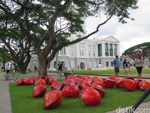 Melihat-lihat Patung Unik di Ruang Publik