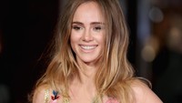 Bintang film Love, Rosie itu cantik tersenyum di depan kamera. Chris Jackson/Getty Images/detikFoto.
