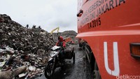 Para pemulung tetap mengais rezeki meski rawan longsor. Sebelumnya pada 27 Januari 2016, seorang pemulung tewas tertimbun longsoran sampah. Pool/Febri Angga Palguna/detikFoto.