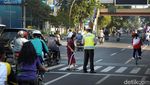 Polisi Bantu Manula Menyeberang Jalan