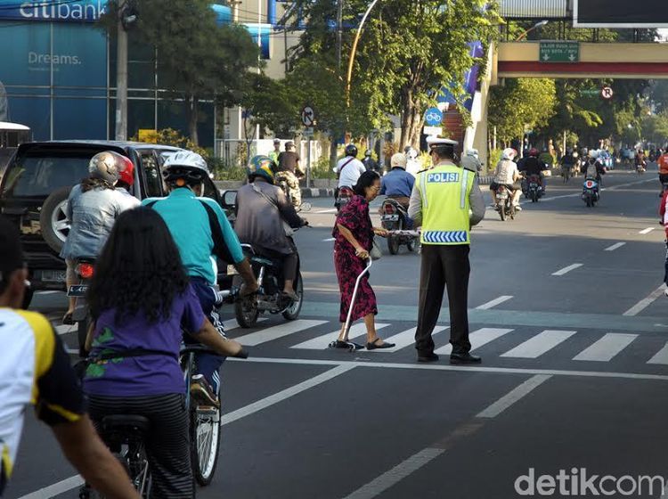 Polisi Bantu Manula Menyeberang Jalan