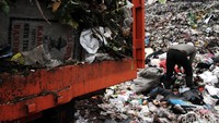 Sebuah truk dari dinas kebersihan menurunkan sampah. Pool/Febri Angga Palguna/detikFoto.