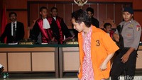 Polisi bersenjata laras panjang menjaga jalannya sidang tuntutan, Senin (2/2/2016).