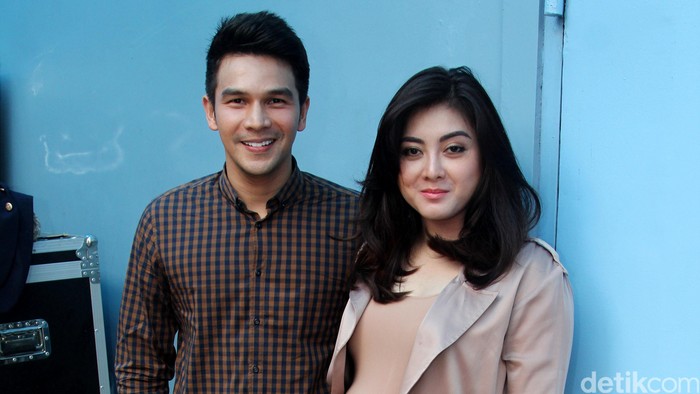 Jonathan Frizzy dan istri, Dhena Devanka di acara Rumpi No Secret Trans TV